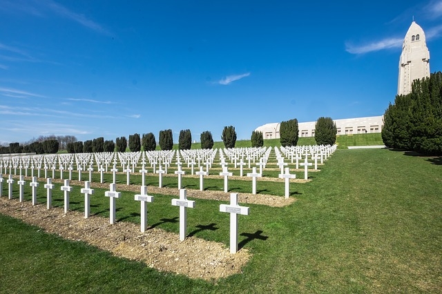 Vom Ort nationalen Triumphs zur Stätte europäischer Versöhnung? Verdun 100 Jahre nach dem Ersten Weltkrieg (1916-2016) Vom Ort nationalen Triumphs zur Stätte europäischer Versöhnung? Verdun 100 Jahre nach dem Ersten Weltkrieg (1916-2016)