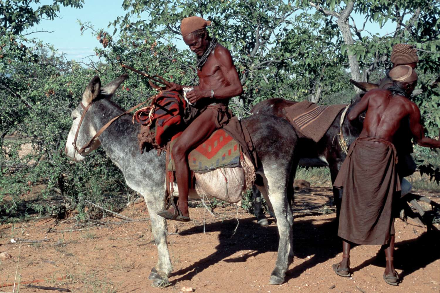 Der Kampf der Himba-Nomaden gegen Infrastrukturprojekte im Norden Namibiens Der Kampf der Himba-Nomaden gegen Infrastrukturprojekte im Norden Namibiens