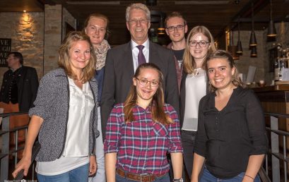 Thomas Reiter inmitten des erweiterten studentischen GeoComPass-Teams