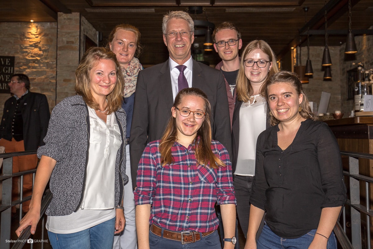 Thomas Reiter inmitten des erweiterten studentischen GeoComPass-Teams Thomas Reiter inmitten des erweiterten studentischen GeoComPass-Teams